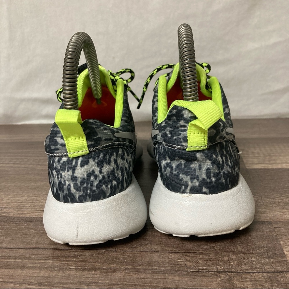 Nike Roshe Run Women’s Black and Gray Sneakers Camouflage Design neón Yellow 5 - Picture 3 of 13